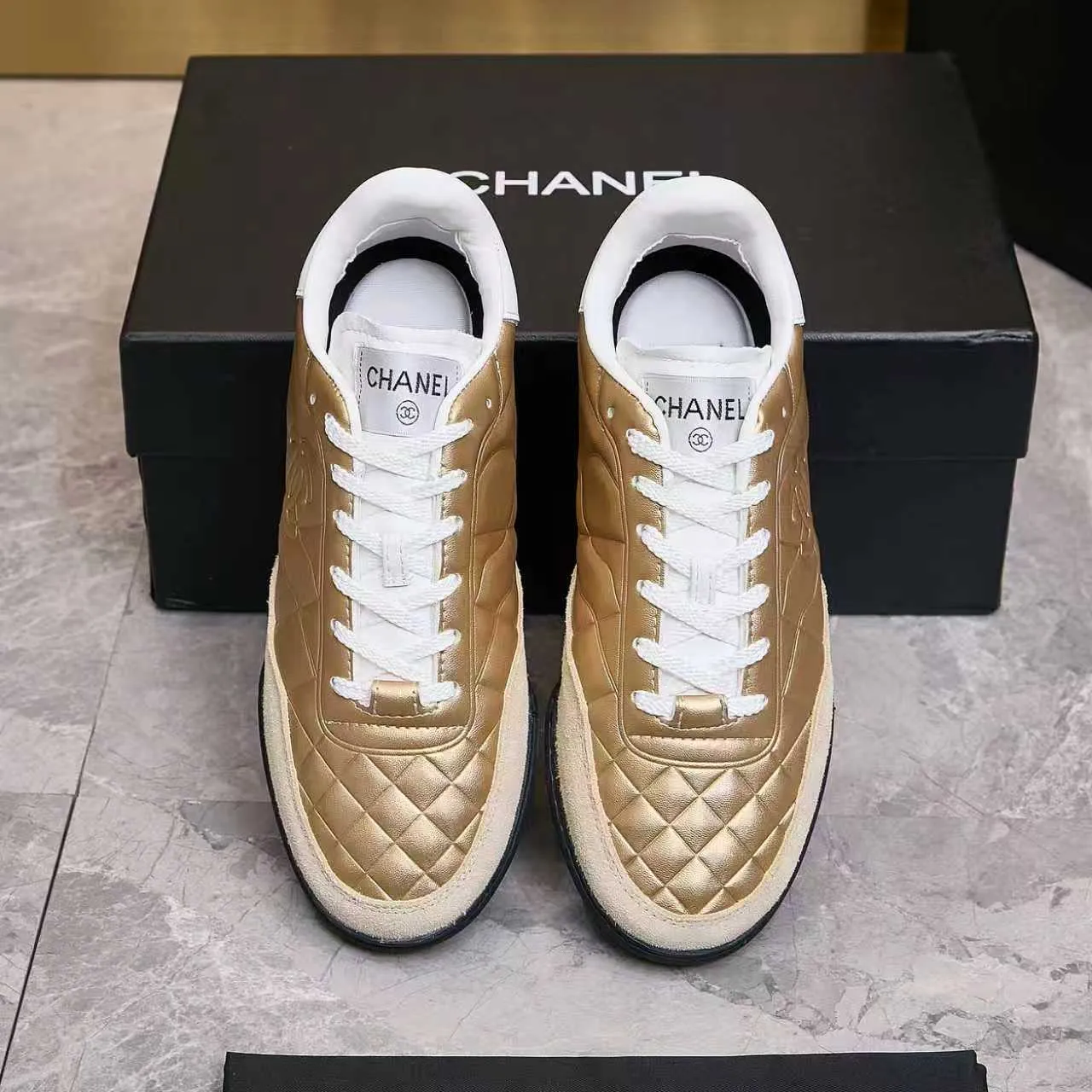 p560 Chanel Chanel - 2025 counter top casual sports shoes This classic design; the upper is electro-embroidered with a variety of craftsmanship; the outsole is fashionable and sporty; the extraordinary inclusion of a variety of color matching elements... The diversified mix and match is very beautiful and versatile, casual, fashionable, sports and outdoor can be taken into account... ꫛꫀꪝ Go➫ Materials: ❶Upper made of: Original imported mixed-breed sheep + craftsmanship ❷Inner uses: Original imported breathable sheepskin ❸ Outsole based on: Original TPU outsole Counter boutique packaging complete set Female 35–41 Male 39-45